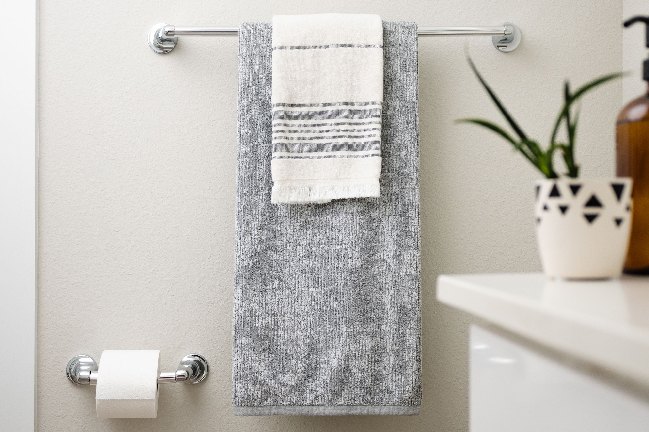 How to Hang Bath Towels Decoratively 1218